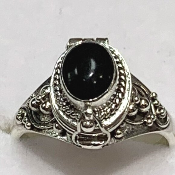Sterling Silver Ash Holder Ring With An Onyx Sz 8  NEW - Picture 1 of 2